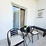 Center River Apartment *
