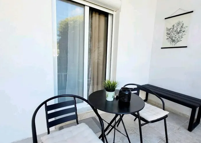Center River Apartman *